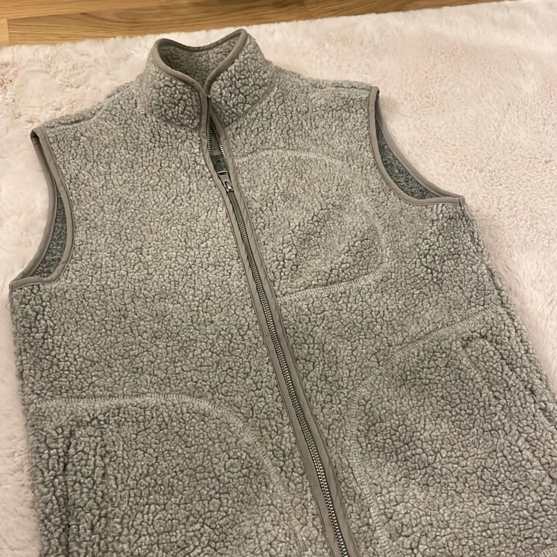 Grå fleeceväst från J.Lindeberg - 90