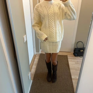 Vit stickad tröja och kjol - Säljer ett supermysig vitt stickat sett. Aldrig använt 