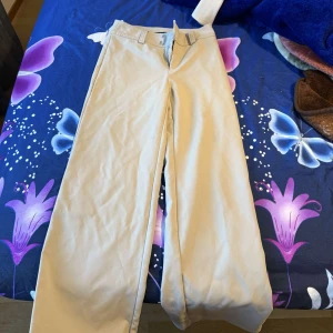 Kostymbyxor  - Ett par fina kostymbyxor det finns dock en liten knapp där inne som gått sönder men de påverkar inte hur den passar eller så 