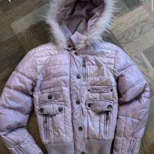 Silvian Heach vinterjacka stl M  - Silvian heach vinterjacka i storlek M, inte mina bilder, skriv för fler bilder! Den är rosa lila!