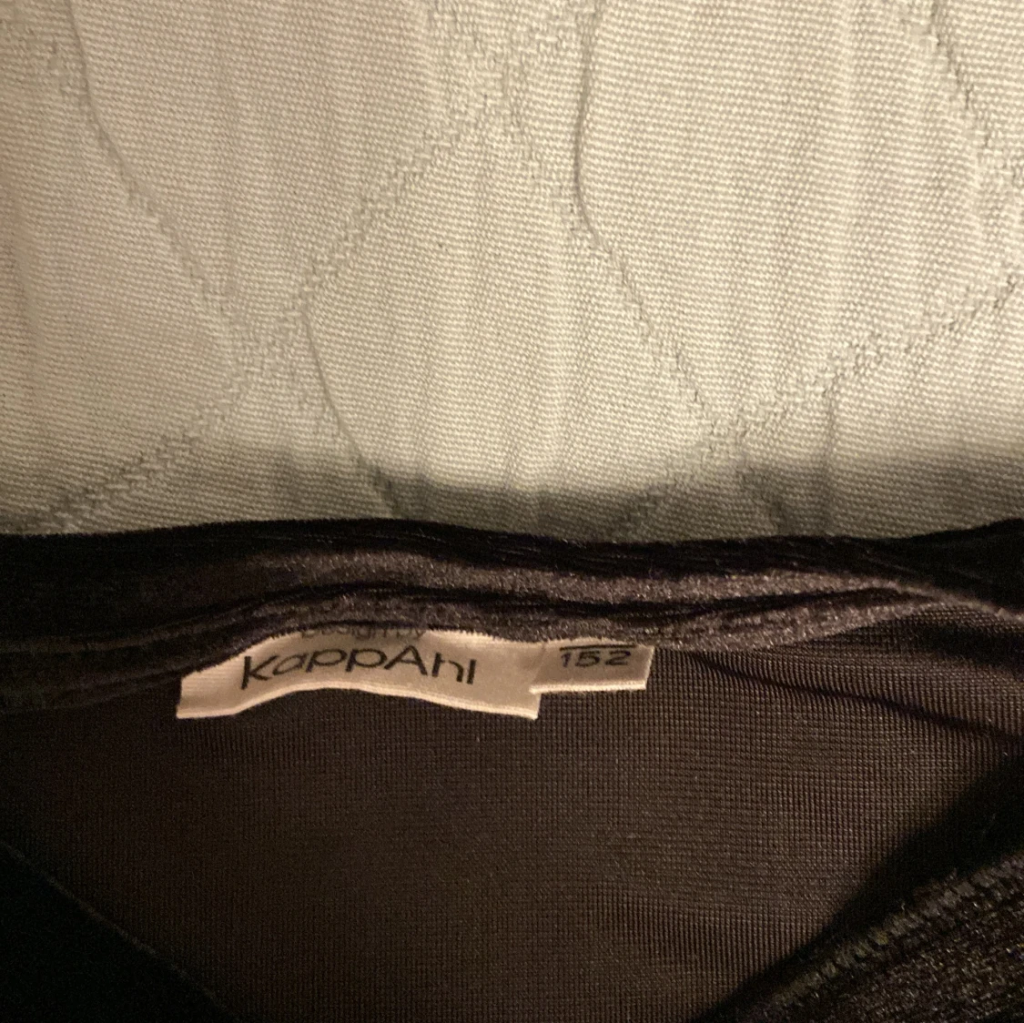 Svart pälsjacka och svart klänning - 93