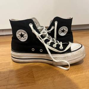 Säljer ett par klassiska svarta Converse All Star sneakers i storlek dam 36. De har den ikoniska vita sulan och snörning. Perfekta för vardagsbruk och ger en cool touch till vilken outfit som helst. Använda men i bra skick.⚠️klicka ej på”köp”⚠️pris kan diskuteras