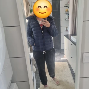 Mörkblå dunjacka från GANT - Säljer en snygg mörkblå dunjacka från GANT i mycket bra skick. Jackan har en dragkedja framtill och en mysig huva. Perfekt för höst och vinter, håller dig varm och stilren. Passar för både vardag och lite finare tillfällen. 🧥✨