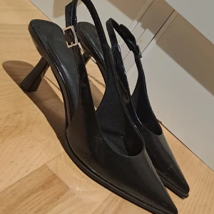 Svarta klackar i storlek 37 - Använda 1 gång. För små för mig.