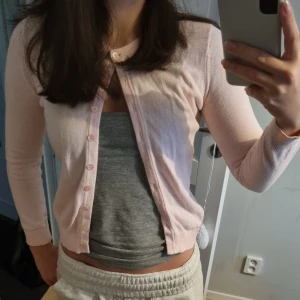 Söt kofta 🌸 - Supersöt kofta i mycket fint skick. Tyvärr aldrig använd eftersom den är för liten 🌸 (Obs! Barnstorlek, 140)