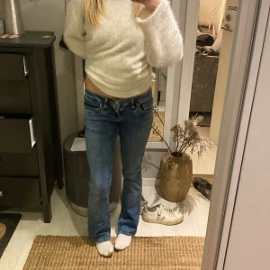 Blå jeans från LTB - Säljer ett par snygga blå jeans från LTB i modellen Valerie och i storlek 25/30 som är lågmidjade🫶🏻 är perfekta för mig som är 1,60, det är en lite defekt vid gylfen då grejen man drar upp dragkedjan på är borta men man kan fortfarande dra upp kedjan ❤️