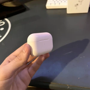 Hörlurar Bluetooth  - I fint använt skick! Andra generationen. Kommer med alla tillbehör