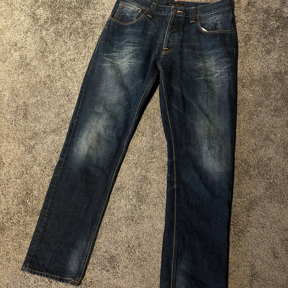 Säljer ett par nudie jeans som är i topp kvalitet. Inga defekter allt sam ett riktigt skön tvätt. Storlek 33/33 men sitter mer som en 32/32. Hör av dig vid frågor!. Jeans & Byxor.