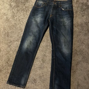 Nudie Jeans - Säljer ett par nudie jeans som är i topp kvalitet. Inga defekter allt sam ett riktigt skön tvätt. Storlek 33/33 men sitter mer som en 32/32. Hör av dig vid frågor!
