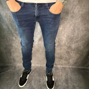 REPLAY ANBASS JEANS  -  // Replay anbass jeans | Storlek W29/L32 | Nypris runt 1800kr | Kontakta för fler frågor eller funderingar // Deluxecloset 