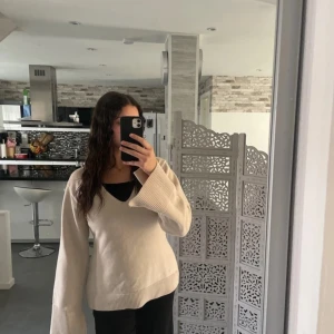 Slutsåld tröja från H&M - Säljer denna slutsålda kända tröjan från H&M! Den är helt oanvänd, endast provad. Den har slits på ärmarna. 