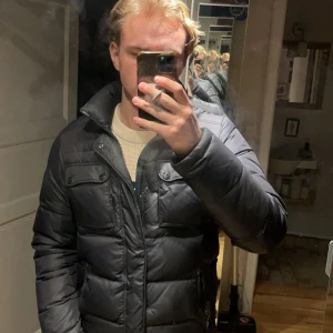 Tommy hilfiger jacka  - M  Svart  Dunjack  Påsätbar luva 