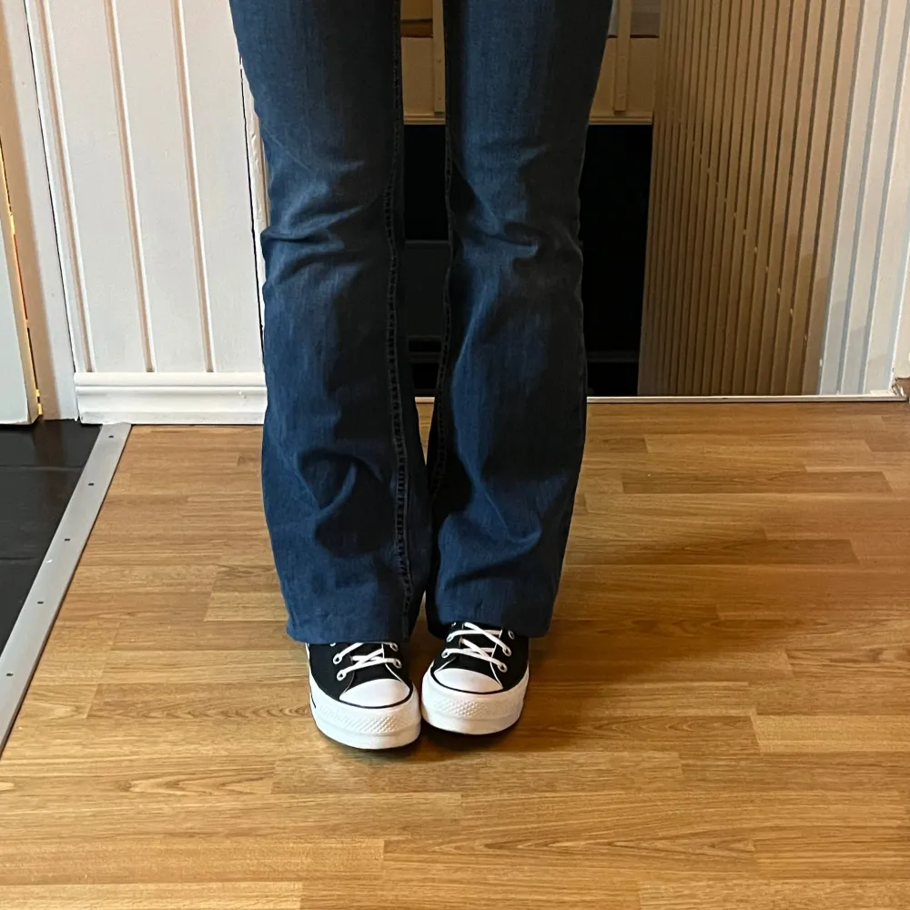 Svarta converse skor med hög sula. De är lite stora i storleken. Skorna är i storlek 38, vanligtvis har jag 37-37,5! De är i bra skick och är köpta på Zalando för 1045kr för ungefär ett år sen💕Priset går att diskuteras!!. Skor.