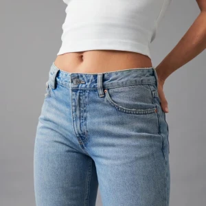 Blå Low Waist jeans - Säljer ett par blå low waist jeans i straight fit från Gina Tricot. Det är o storlek 32 men passar mig som i vanliga fall har storlek 34. Det är inte använda mycket så de har inga defekter, köpta för 499 och säljer för 80💕