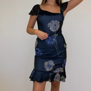 Mörkblå klänning💙 - Blommönstrad mörkblå klänning från BCBG MAXAZRIA.💙 Sitter figursydd i midjan och blir rak ned till. Använt 1-2 gånger, i storlek XS från 2000 talet💙