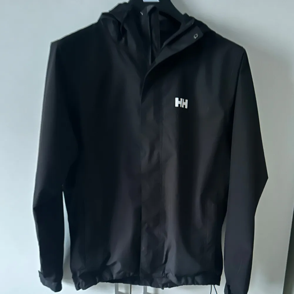 Säljer en svart windbreaker från Helly Hansen i  storlek S i bra skick med en liten sliten dragkedja. Jackan fungerar annars helt utmärkt och passar både till vardags och utomhusaktiviteter.  Hör av dig vid fler frågor eller funderingar! // Jeratip . Jackor.