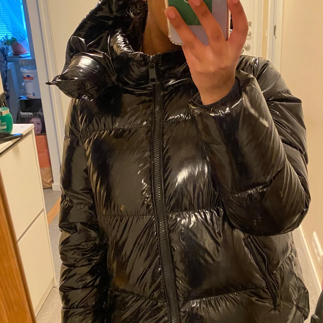 Svart glansig pufferjacka - 90
