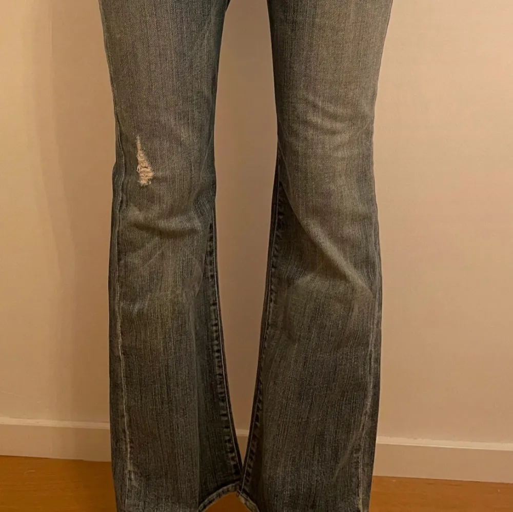 Säljer dessa lågmidjade bootcut jeans, de går ej o köpa längre och har en fin slitning på ena benet. Innerbenslängden är 74cm och midjemåttet 37cm 💕 De är i mycket bra skick och har inga defekter. Jag köpte de på vinted men tyvärr var de för stora därav säljer jag vidare dem (Bilder ifrån tidigare ägaren). Tveka inte att höra av dig vid frågor eller funderingar! Priset är diskuterbart 🙌🏼. Jeans & Byxor.