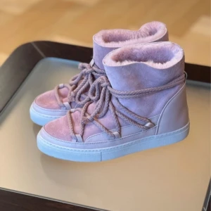 Rosa inuikkis!! - Superfina rosa boots från inuikki, i toppskick!! Storlek 41 men passar även 40!💕💕 Priset går att diskutera!!