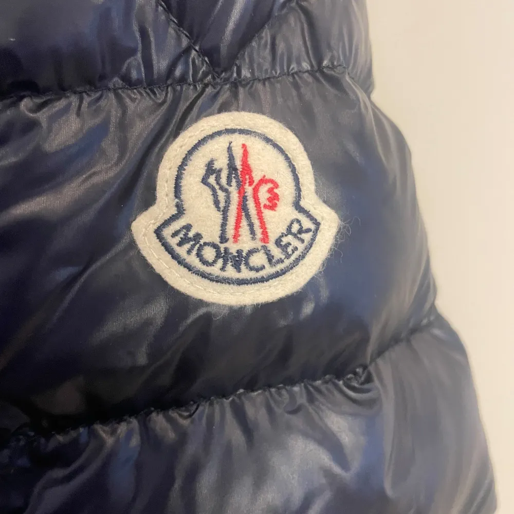 Marinblå Moncler jacka i herrmodell - storlek 1   Jättebra skick då den knappt är använd . Jackor.