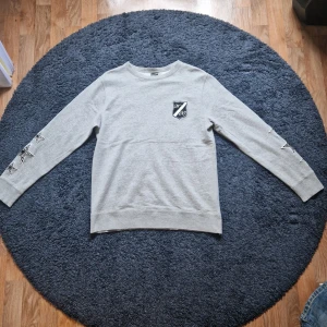 Number (n)ine sweatshirt - Grå sweatshirt från Number (n)ine i storlek 3 (skulle säga samma som M men är osäker). Tröjan är i mycket bra skick. Dm för mått eller vid andra frågor