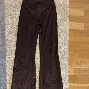 Bruna tränings tights  - Bruna tränings tights med utsvängda ben, aldrig använda