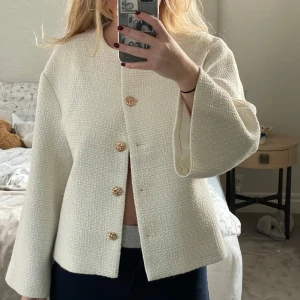 Vit jacka/kavaj  - Säljer en elegant vit kavaj med snygga guldknappar. Har endast testat den, men den kommer inte till användning.