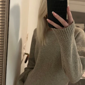 Brun stickad tröja - Mysig beun stickad tröja i normal passform. Perfekt för höst och vinter med långa ärmar. Enkel och stilren design som passar till det mesta. Perfekt för en avslappnad look eller att mysa i hemma. Storlek L, men passar S.