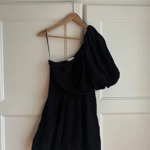Svart one shoulder klänning H&M - Super snygga och populära H&M klänningen, one shoulder, som ny!🖤