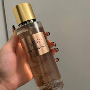 Säljer en flaska Bare Vanilla Fragrance Mist från Victoria's Secret. Den har en söt och krämig doft av vispad vanilj och mjuk kashmir. Flaskan är genomskinlig med en guldig kork och rymmer 250 ml. Perfekt för att fräscha upp sig med en härlig doft! Denna mist går att ha på sig själv och att layera andra parfymer med 