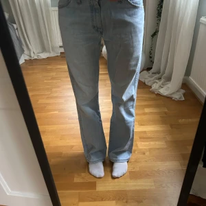 Ljusblå jeans - Säljer ett par super snygga ljusblå vintage jeans. De har en straight lite utsvängd passform💕💕
