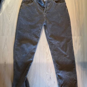 Bruna manchesterbyxor från BDG - Säljer ett par snygga bruna manchesterbyxor från BDG. De har en klassisk design med knappar och är i mycket bra skick. Perfekta för höst och vinter med sin varma och mjuka känsla. Passar både till vardags och lite mer uppklädda tillfällen.