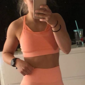 Orange sport-bh från Gymshark - Säljer en snygg orange sporttopp från Gymshark i storlek S. Använd men i bra skick! 