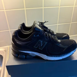  New Balance 2002r special edition - Säljer ett par svarta New Balance sneakers i mycket bra skick. 