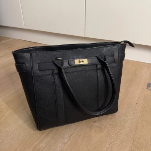 Svart väska - Säljer denna fina svarta väskan som är perfekt både för skola och jobb, den har bra med utrymme och passar superbra för att ha en dator i💕💕