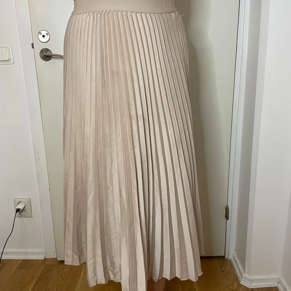 Beige plisserad långkjol