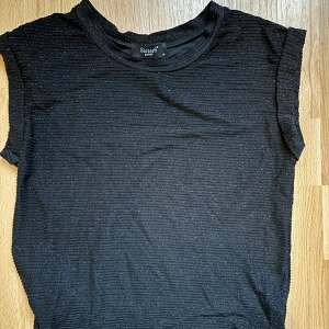 Snygg glittertopp  - Snygg glittertopp/tröja med kortare ärm. Mycket fint skick.