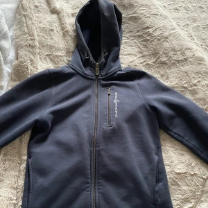 Sail Racing kofta - Sail racing kofta i bra kvalité och i barnstorlek 150. Jag kan såklart skicka fler bilder om ni behöver det.  