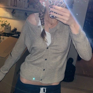 Kofta från Buch! - Säljer tvillingen till andra koftan på min plick och desamma med denhär har ja aldrig använt, köpt begagnat på en butik i göteborg, denna är mer brunare och har mer guld/bruna detaljer men samma föremål på ärm o rygg. Kontakta om du tycker det behövs mer info!💞🥰