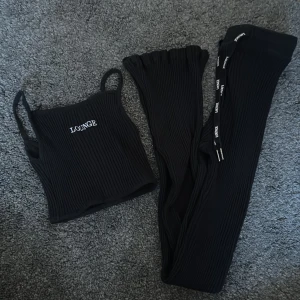 Lounge - Populärt sett ifrån Lounge. I storlek S på båda delar. Det är sparsamt använt. Fått många frågor men kommer tyvärr inte gå ner mer i pris på denna varan då den redan säljs billigt. Den finns ute på fler sidor.