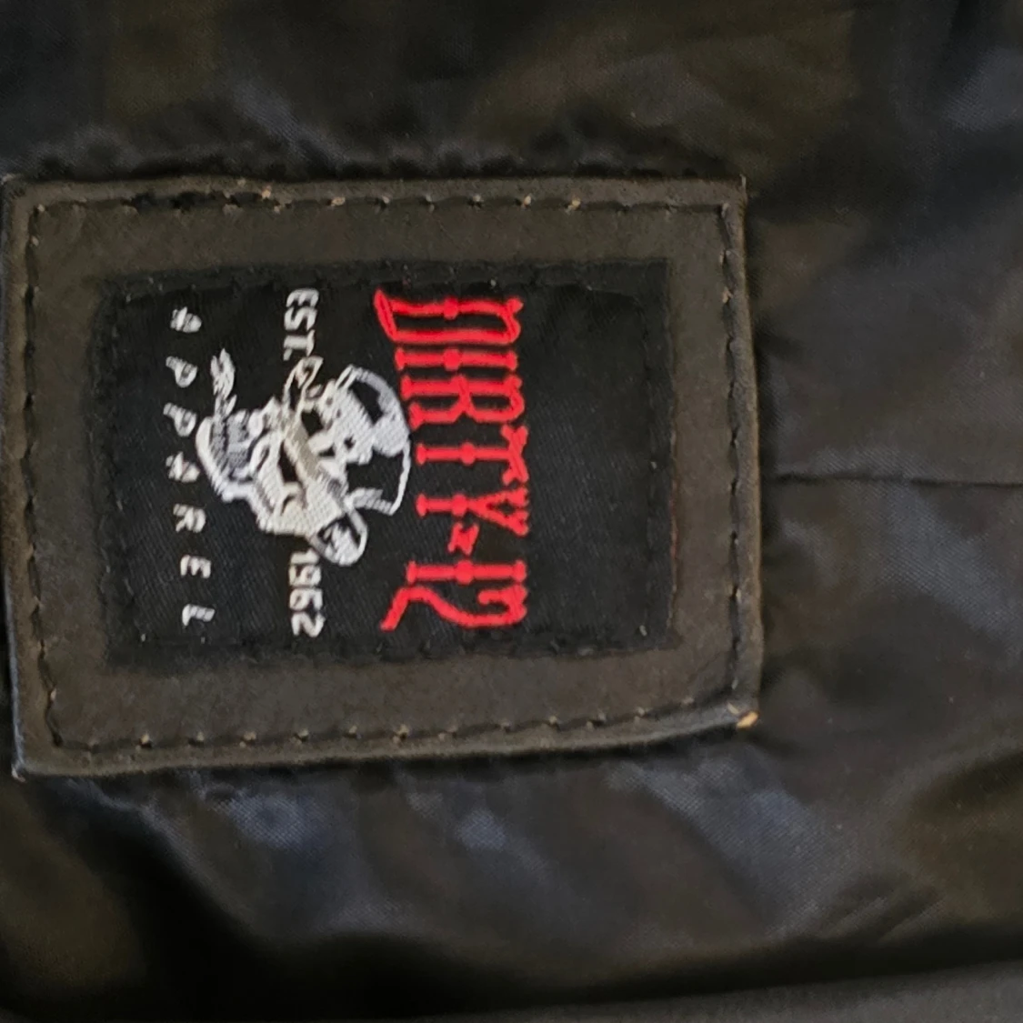 Svart skinnjacka med dragkedjor - 93