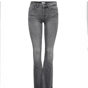 Grå jeans från Only - Snygga grå jeans från Only. Det var sydda Lågmidjade och sen sydda tillbakas fråga gärna så kan jag skicka bild!👌