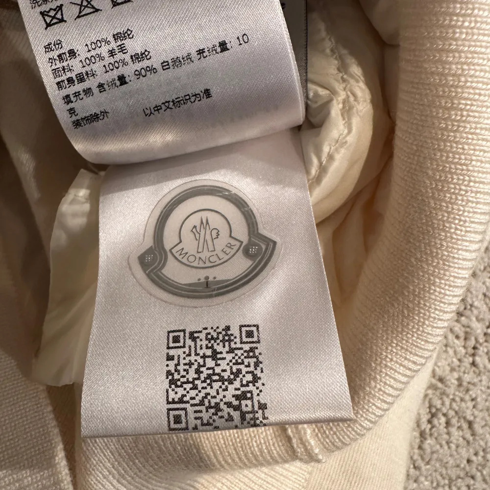 Moncler cardigan dam. Storlek xs. Skick fint! Ingår kvitto och tags. Köpt förra året på monclers hemsida. Pris 4899kr inte förhandlingsbart.. Jackor.