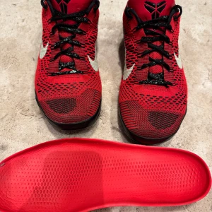 Kobe 9 ELITE low "University Red" - köptes i Usa men använder inte längre. låda finns inte.       Nypris: 4000-10000