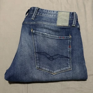 Blå jeans från Replay - Säljer ett par snygga blå jeans från Replay. Väldigt bra skikt, man ser inte på dem att de är använda.