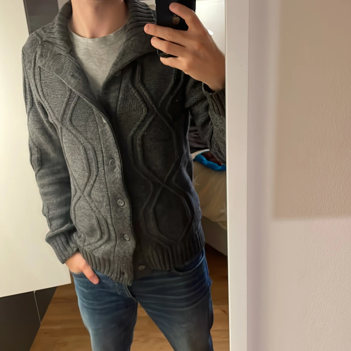 Grå stickad kofta i ull