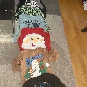 Flera t-shirts med olika tryck - Säljer ett gäng coola t-shirts med olika tryck! Perfekt för att liva upp garderoben. Här finns allt från julmotiv med tomte och snögubbe till en grön t-shirt med texten 'The Arctic'. De flesta är kortärmade och i bomull. Passar perfekt för avslappnade dagar eller som statement-plagg.En tröja för 20kr och Alla 10 t-shirt 150kr