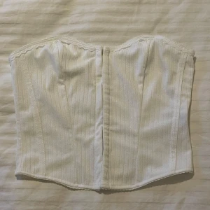 Korsettopp - Jätte söt korsett liknande topp med gulligt mönster och spets 🩷