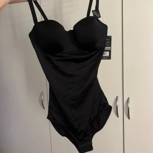 Svart body - Svart microfiber body liknande den populära från hm, helt ny med prislappen kvar, storlek M men skulle säga att den passar allt från xs-m, kupan är ca en c kupa skulle jag uppskatta den till🫶🏼