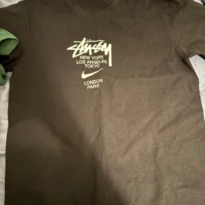 Stussy X Nike svart  - St S 